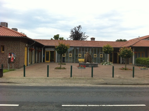 Der Brunnen mit Eingang