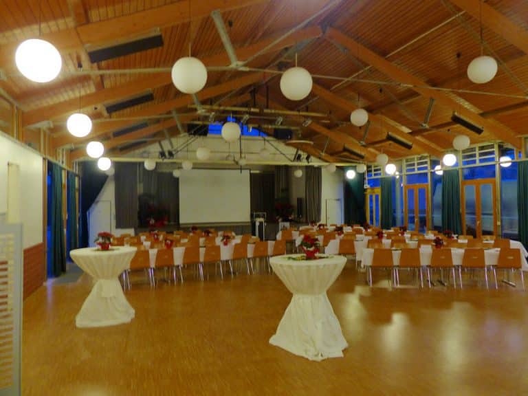 Vorbereitet für eine Informationsveranstaltung mit Beamer und Leinwand