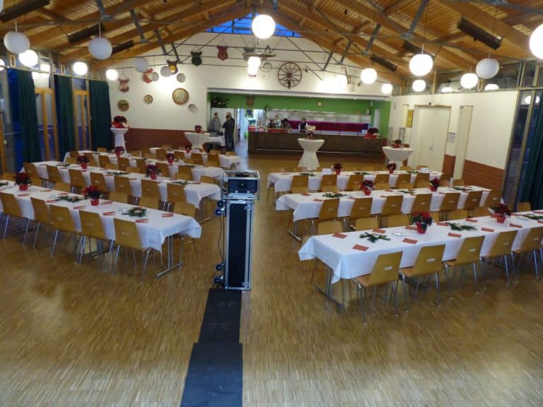 Vorbereitet für eine Informationsveranstaltung mit Beamer und Leinwand